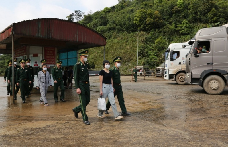 Hai nạn nhân nữ được giải cứu từ đặc khu kinh tế  Bò Kẹo (Lào) về Việt Nam qua Cửa khẩu Quốc tế Cầu Treo