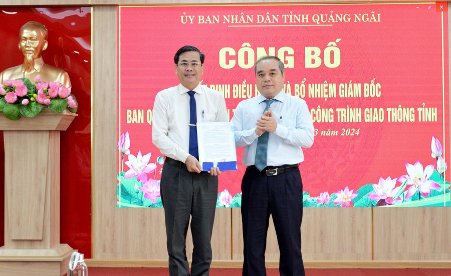  Ông Ngô Văn Dụng (trái) được điều động, bổ nhiệm Giám đốc Ban quản lý dự án đầu tư xây dựng các công trình giao thông tỉnh Quảng Ngãi. 