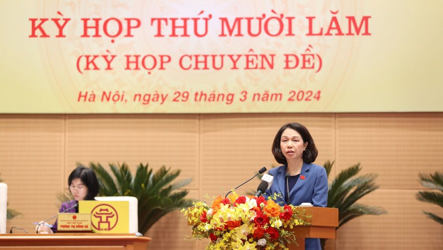 Phó Chủ tịch UBND TP Hà Nội Vũ Thu Hà trình bày Tờ trình của UBND TP. 