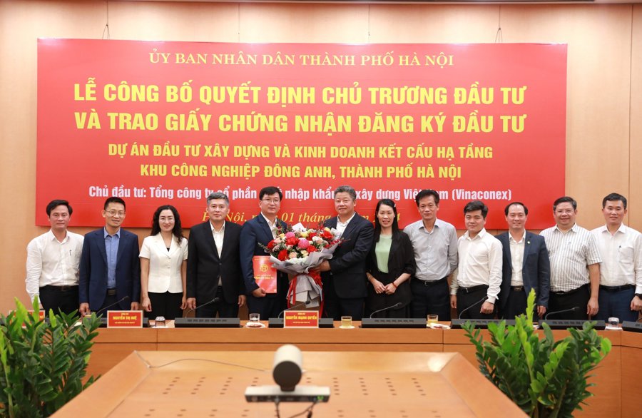 Phó Chủ tịch UBND TP Hà Nội Nguyễn Mạnh Quyền cùng lãnh đạo các Sở, ngành tặng hoa chúc mừng Nhà đầu tư. 