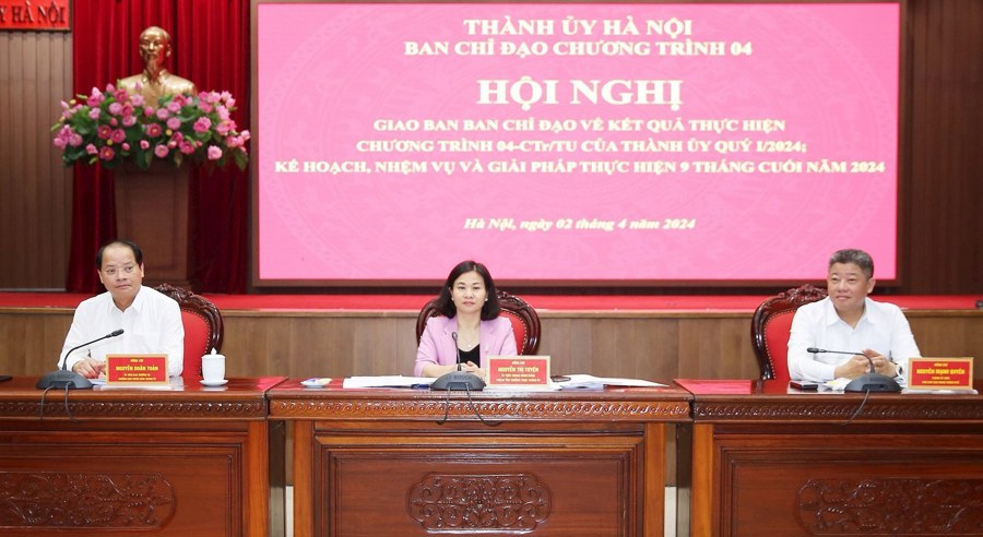 Phó Bí thư Thường trực Thành ủy Hà Nội Nguyễn Thị Tuyến cùng các đồng chí lãnh đạo TP chủ trì hội nghị.