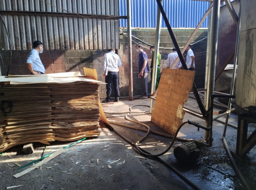 Cơ quan chức năng nguồn xả thải của một công ty sản xuất gỗ công nghiệp tại tổ 5, khu phố Tân Cang, phường Phước Tân, thành phố Biên Hòa ngày 2/4/2024.