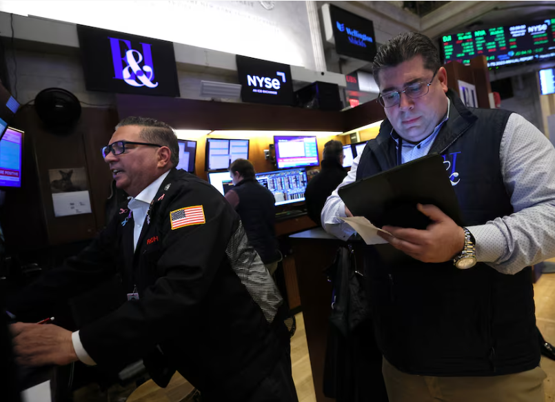 Các nhà giao dịch đang làm việc trên sàn giao dịch tại Sở giao dịch chứng khoán New York (NYSE) ở Thành phố New York, Mỹ. Ảnh: REUTERS/Brendan McDermid