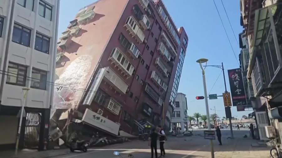 Hình ảnh một tòa nhà bị nghiêng sau trận động đất. Ảnh: KSTP