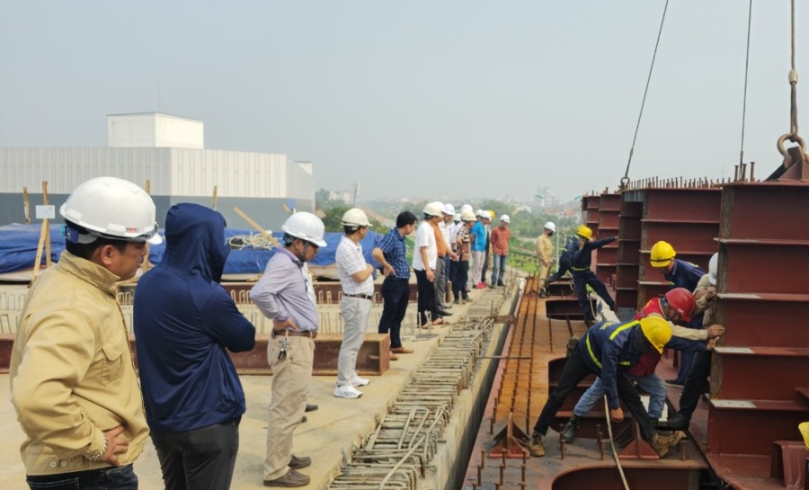 Cầu vượt đường sắt tại thành phố Vĩnh Yên đang trong giai đoạn đẩy nhanh tiến độ hoàn thiện, dự kiến vượt tiến độ và thông xe trong tháng 9/2024. Ảnh Lương Giang. 