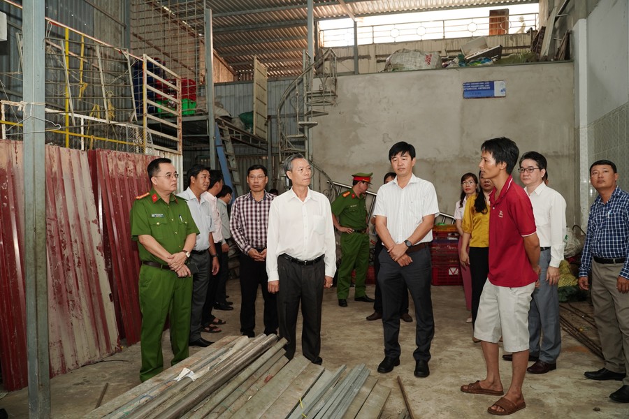 Đoàn công tác gồm lãnh đạo tỉnh Bình Thuận, thành phố Phan Thiết cùng các sở ngành kiểm tra thực tế các điểm thu mua rác phế liệu trong thành phố.