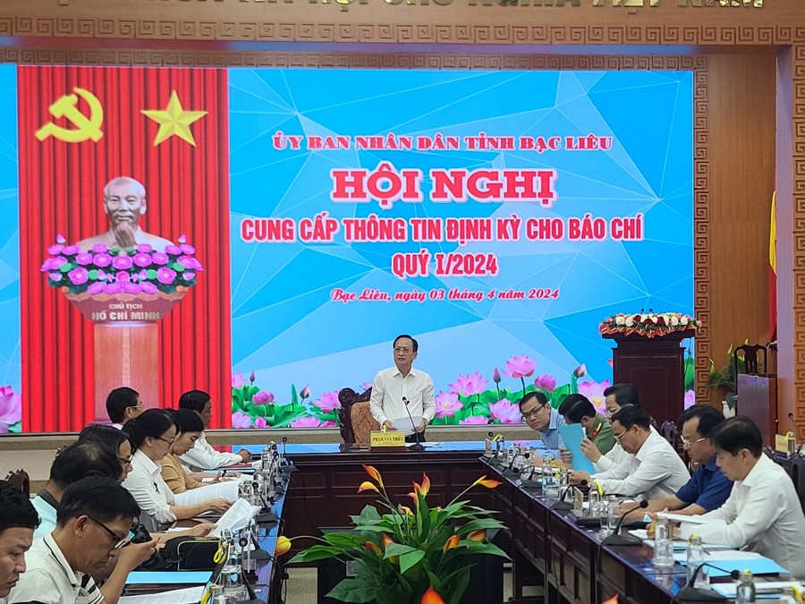 Ông Phạm Văn Thiều, Chủ tịch UBND tỉnh Bạc Liêu chủ trì Hội nghị cung cấp thông tin báo chi chiều 4/3. (Hoàng Nam)