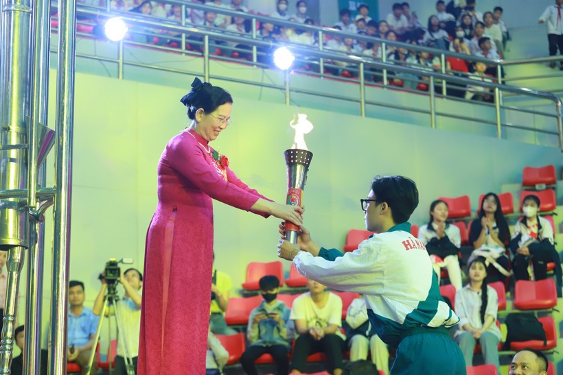 Bí thư Tỉnh ủy Hà Nam Lê Thị Thủy thắp sáng ngọn đuốc truyền thống của Hội khỏe Phù Đổng tỉnh Hà Nam.