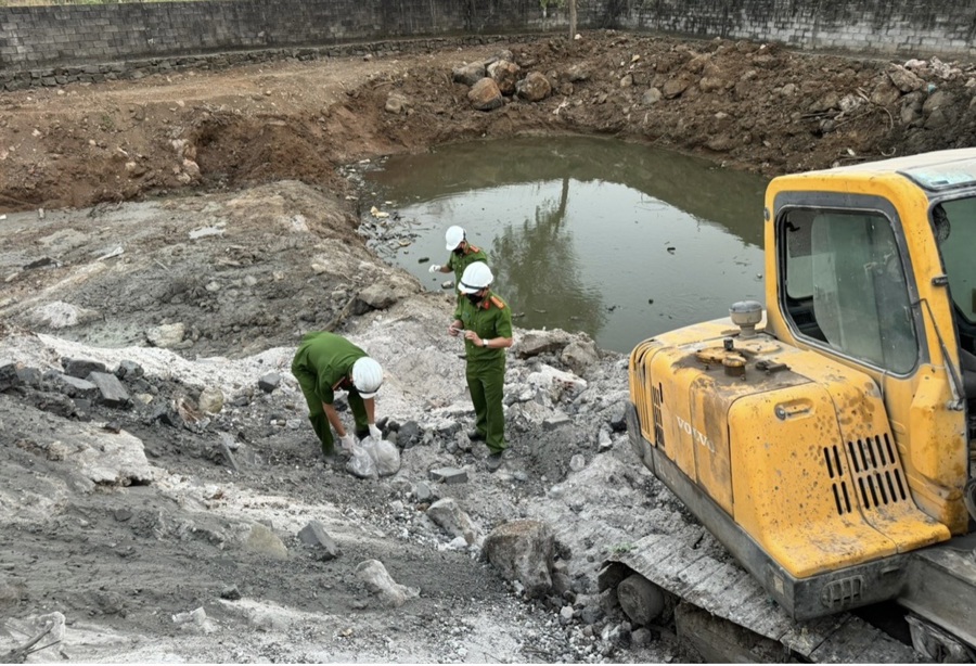 Lực lương chức năng khai quật hiện trường chôn lấp rác thải tại nhà máy xử lý chất thải thuộc Công ty cổ phần Thiên Thanh.