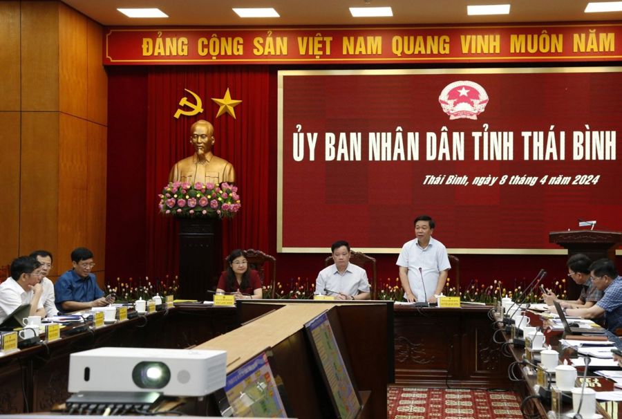 Đồng chí Nguyễn Quang Hưng, Ủy viên Ban Thường vụ Tỉnh ủy, Phó Chủ tịch thường trực UBND tỉnh phát biểu tại cuộc họp.