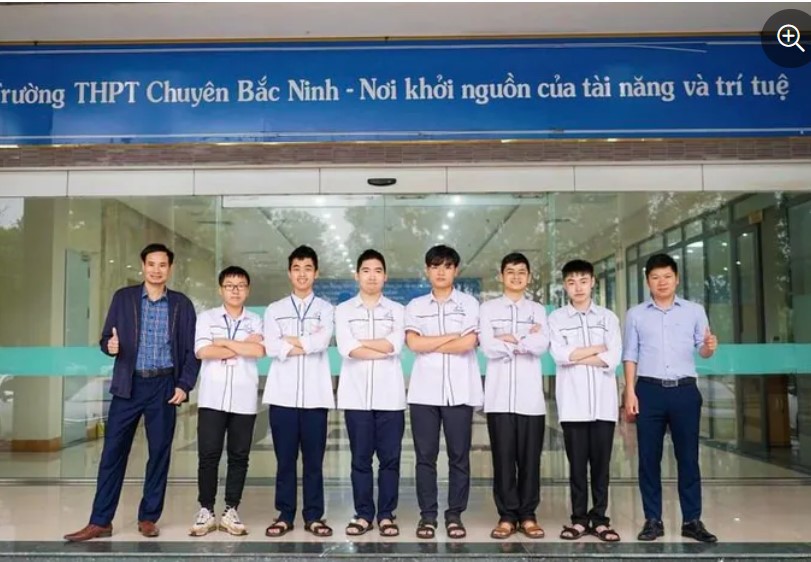 6 học sinh (mặc đồng phục), Trường THPT Chuyên Bắc Ninh đạt thành tích cao tại kỳ thi.