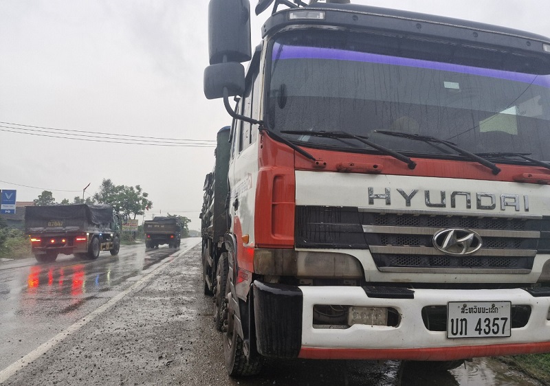 Phương tiện vận tải BKS Lào ngang nhiên dừng đỗ ngược chiều trên đường mòn Hồ Chí Minh đoạn qua xã Hương Hóa, huyện Tuyên Hóa