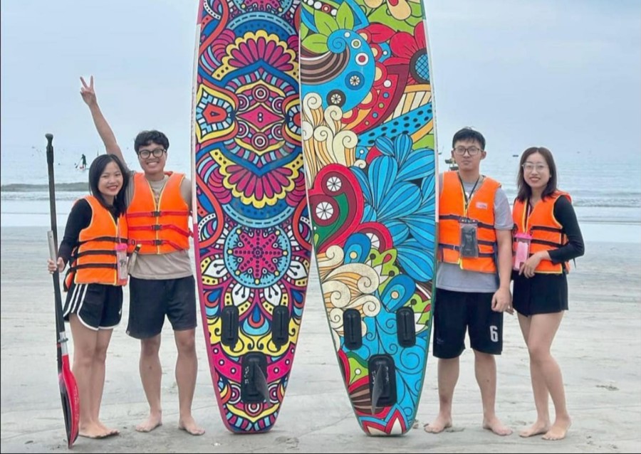 Chèo thuyền súp, loại hình du lịch đang thu hút du khách đến với du lịch biển Biển Thuận.
