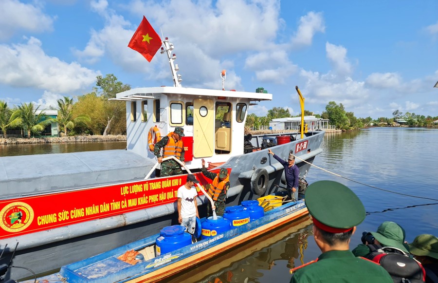 Lữ đoàn vận tải 659 QK9 đã chở hàng ngàn m3 nước ngọt miến phí cho người dân Thới Bình Cà Mau (CTV)