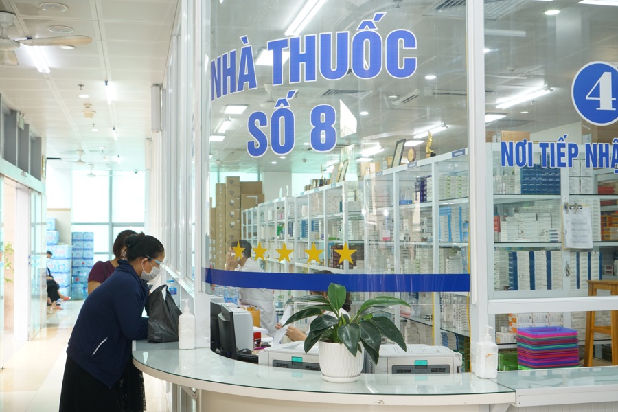 Người dân chờ mua thuốc tại Nhà thuốc bệnh viện Bạch Mai. Ảnh: Phạm Hùng