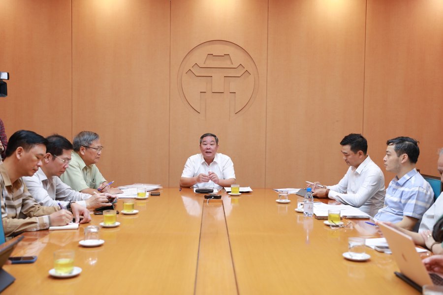 Phó Chủ tịch Thường trực UBND TP Hà Nội Lê Hồng Sơn chủ trì cuộc họp. 