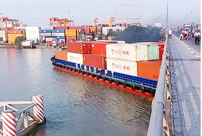 Sà lan Phước Long 72 với tải trọng 4.600 tấn va vào chân cầu đường bộ Đồng Nai, ngày 12/4/2024.