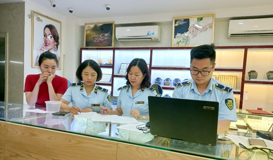 Lực lượng quản lý thị trường tỉnh Quảng Ninh kiểm tra tại một cơ sở vàng bạc đá quý trên địa bàn. Ảnh: Bảo Tích