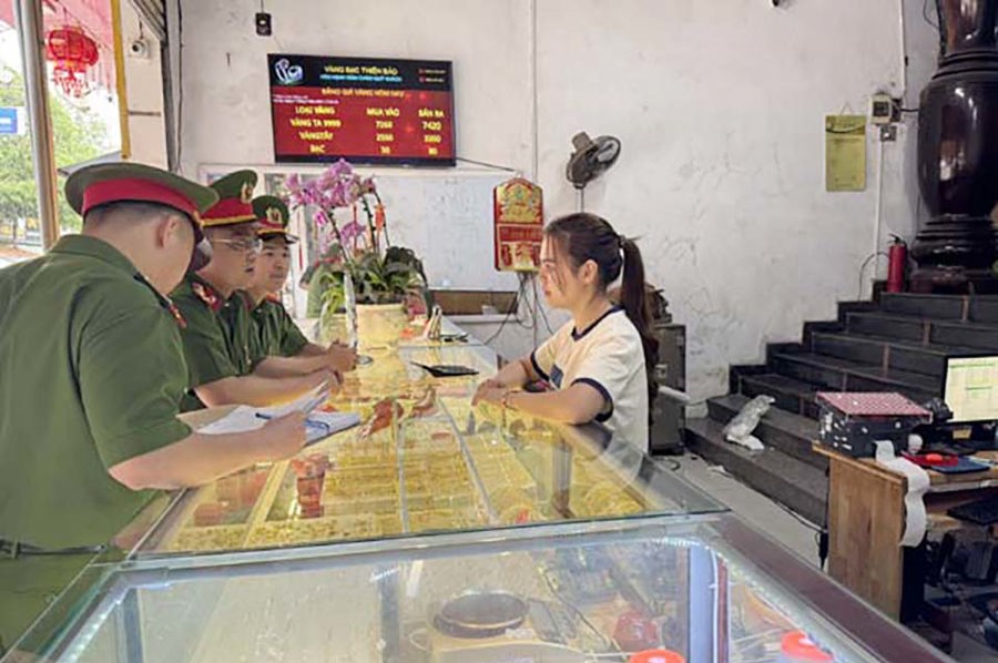Công an huyện Như Xuân tuyên truyền, cảnh báo thủ đoạn lừa đảo của tội phạm tại các tiệm vàng.