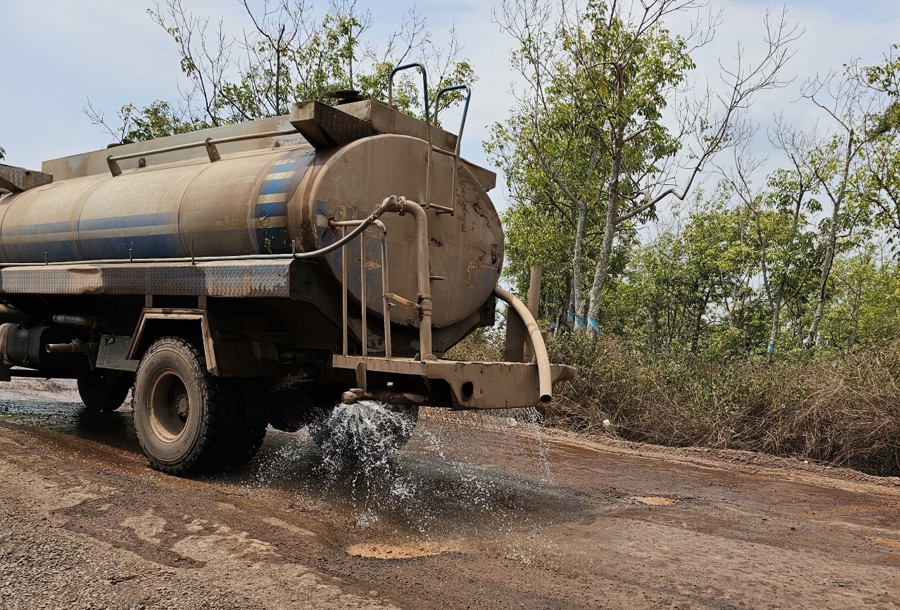 Cơ quan chức năng buộc chủ khai thác mỏ đá Núi Nứa (phường Xuân Lập, thành phố Long Khánh) thực hiện biện pháp tưới nước tránh gây bụi ô nhiễm môi trường xung quanh.