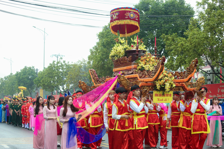 Rước kiệu tại Lễ hội Chèo tàu Tổng Gối Xuân Giáp Thìn 2024 (xã Tân Hội, huyện Đan Phượng). Ảnh: Thiên Tú 