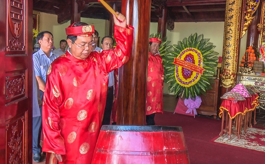 Bí thư Tỉnh Ủy Cà Mau Nguyễn Tiến Hải thực hiện nghi thức thỉnh trống tại buổi lễ (Hoàng Nam)