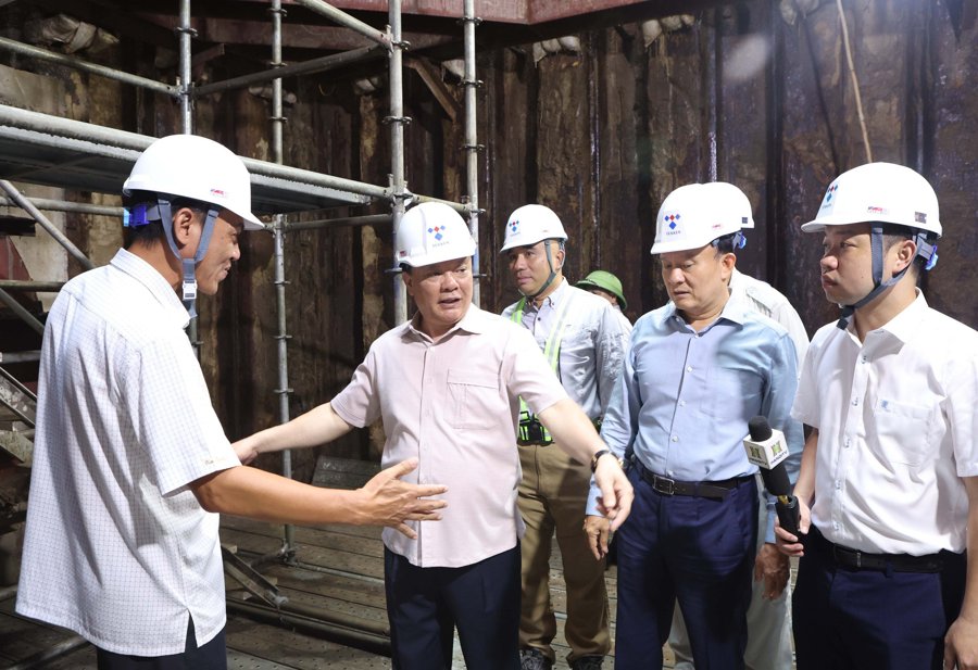Bí thư Thành ủy Hà Nội Đinh Tiến Dũng và lãnh đạo TP kiểm tra tiến độ thi công Dự án hệ thống xử lý nước thải Yên Xá. 