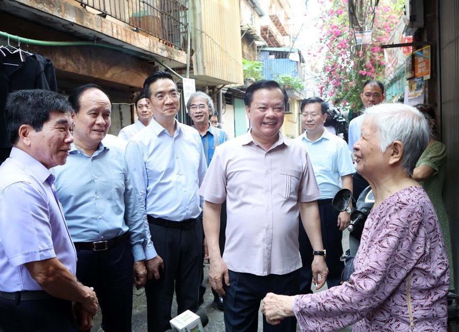 Bí thư Thành ủy Hà Nội Đinh Tiến Dũng và lãnh đạo TP kiểm tra tình hình triển khai Đề án cải tạo, xây dựng lại chung cư cũ trên địa bàn TP tại quận Ba Đình. 
