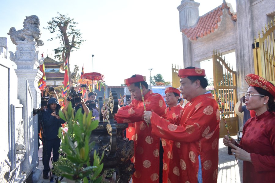 Lãnh đạo tỉnh Cà Mau dâng hương tại Lễ Giỗ Vua Hùng tại Thới Bình Cà Mau sáng 18/4. (Hoàng Nam)