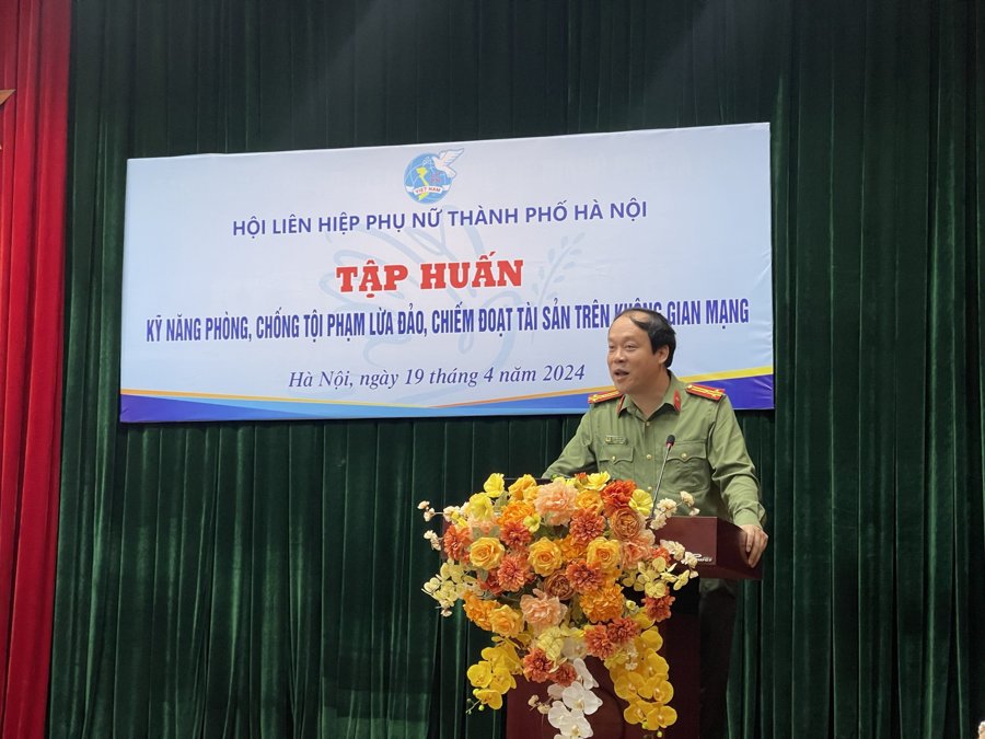 Thượng tá, Tiến sĩ Nguyễn Huy Lục phổ biến tới hội viên Hội Liên hiệp phụ nữ những dấu hiệu nhận biết tội phạm lừa đảo trên không gian mạng