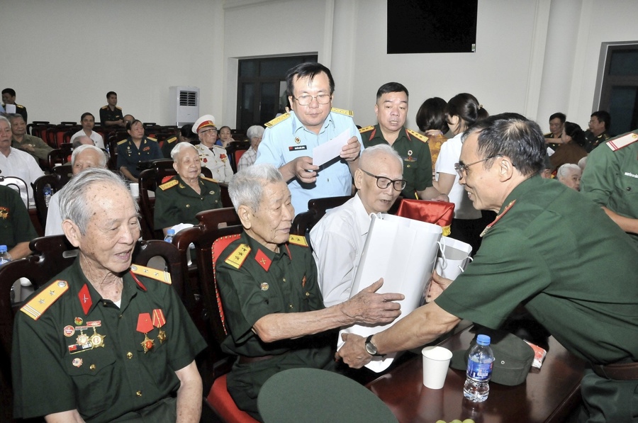 Thượng tướng Phạm Hồng Hương - Phó Chủ tịch Trung ương Hội CCB Việt Nam trao quà tặng các CCB tham gia Chiến dịch Điện Biên Phủ