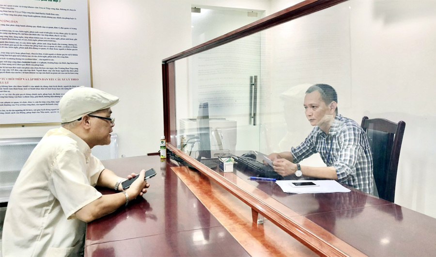 Cán bộ nghe ý kiến của người dân tại Ban Tiếp công dân TP Hà Nội. Ảnh: Tuấn Anh