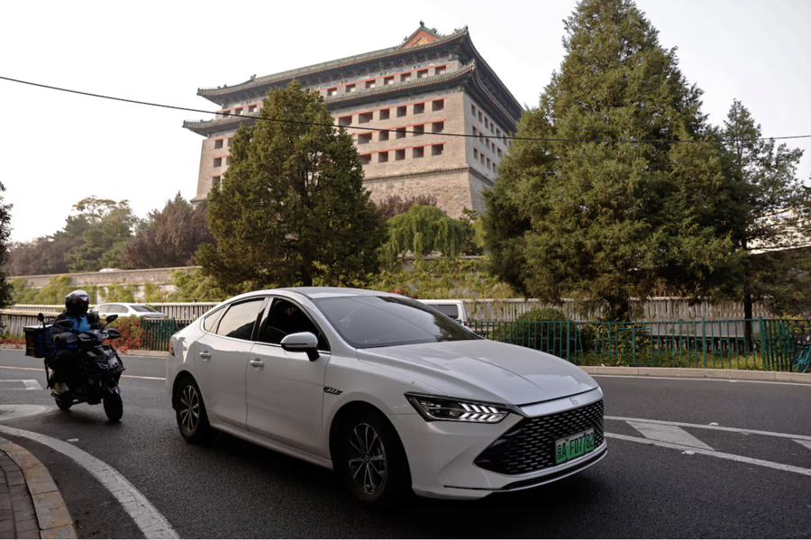 Xe điện của hãng BYD lăn bánh trên đường phố Bắc Kinh, Trung Quốc. Ảnh: Reuters 