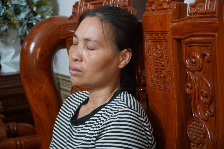 Chị Trần Thị Yến rơi nước mắt, chờ đợi tin tức người chồng hiện đang mất tích.