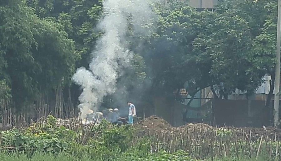 Một nhóm người thản nhiên đốt rác trên địa bàn phường Đại Mỗ, quận Nam Từ Liêm (Ảnh chụp chiều 23/4/2024) Ảnh: Nguyễn Quý