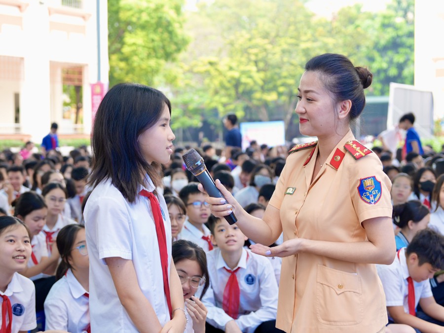 Cảnh sát giao thông tuyên truyền, phổ biến tình hình giao thông trên địa bàn cho các em học sinh trường THCS Nguyễn Công Trứ, quận Ba Đình. 