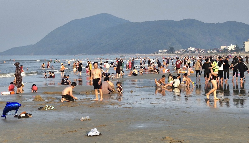Đầu mùa nắng nóng năm nay, số lượng người dân, du khách về tắm biển, nghĩ dưỡng taị các bãi biển ở Hà Tĩnh rất đông 