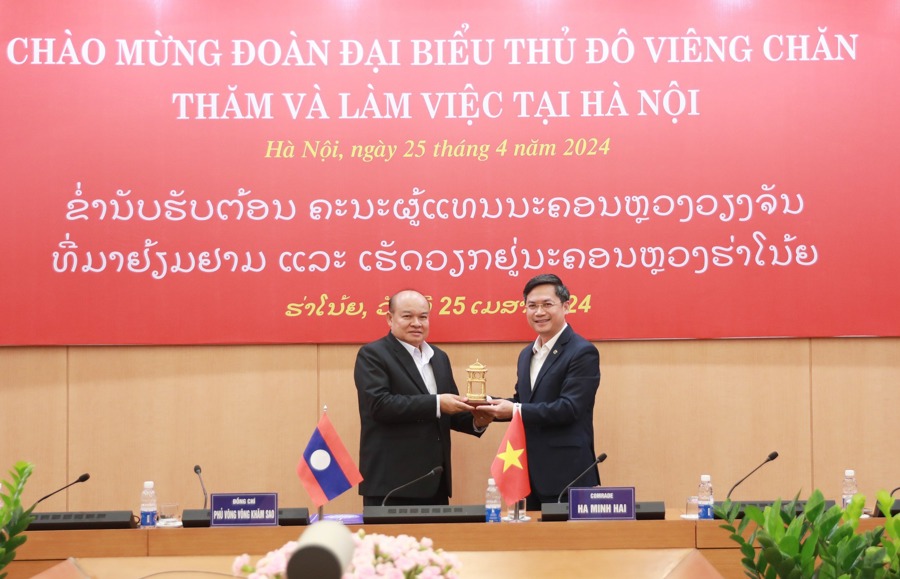 Phó Chủ tịch UBND TP Hà Nội Hà Minh Hải tặng quà lưu niệm cho đoàn đại biểu Thủ đô Vientiane (Lào).
