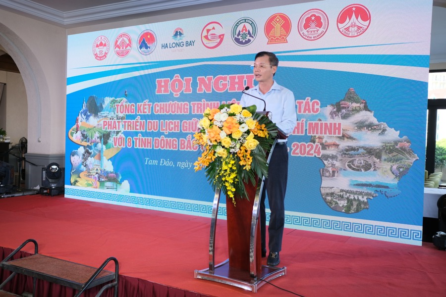 Ông Bùi Hồng Đô, Giám đốc Sở Văn hóa Thể thao và Du lịch Vĩnh Phúc phát biểu tại Hội nghị Tổng kết công tác liên kết phát triển du lịch giữa Thành phố Hồ Chí Minh với 8 tỉnh Đông Bắc. Ảnh Sỹ Hào.