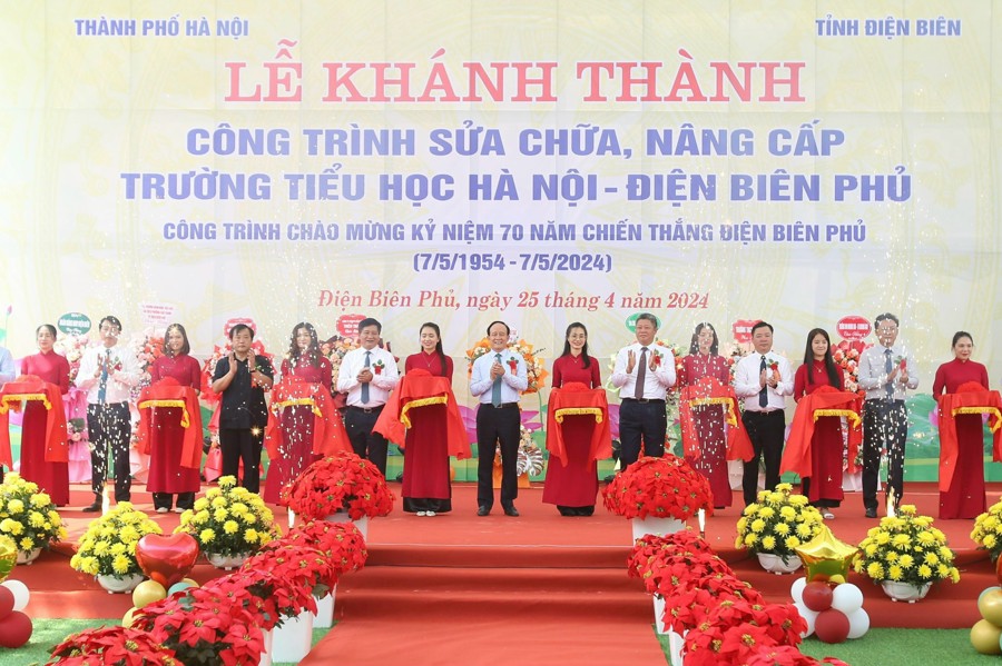 Các đại biểu cắt băng khánh thành Công trình sửa sửa, nâng cấp Trường Tiểu học Hà Nội - Điện Biên Phủ