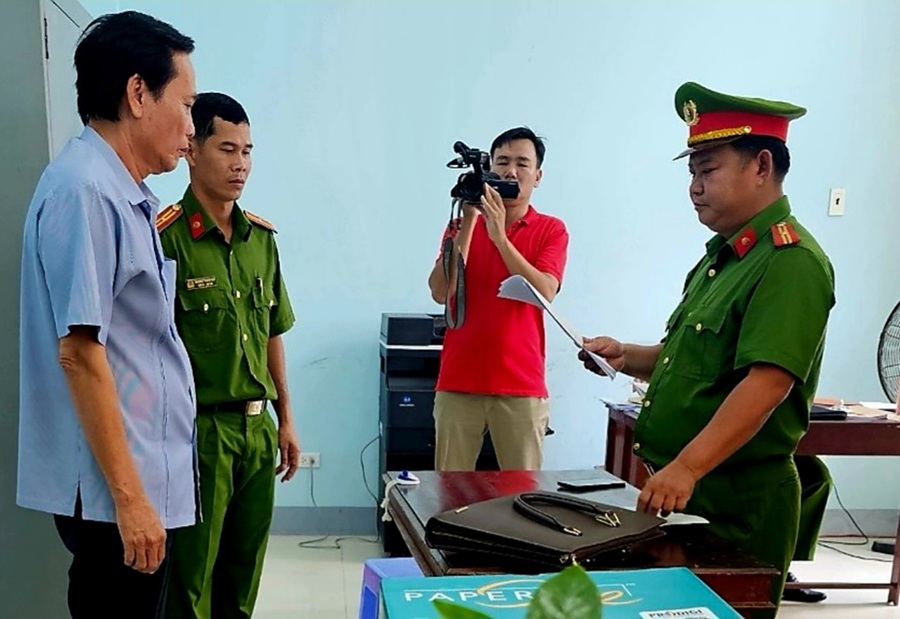 Công an đọc lệnh bắt tạm giam ông Đào Văn Ngọc – Phó Chủ tịch TP Long Xuyên. Ảnh CA cung cấp