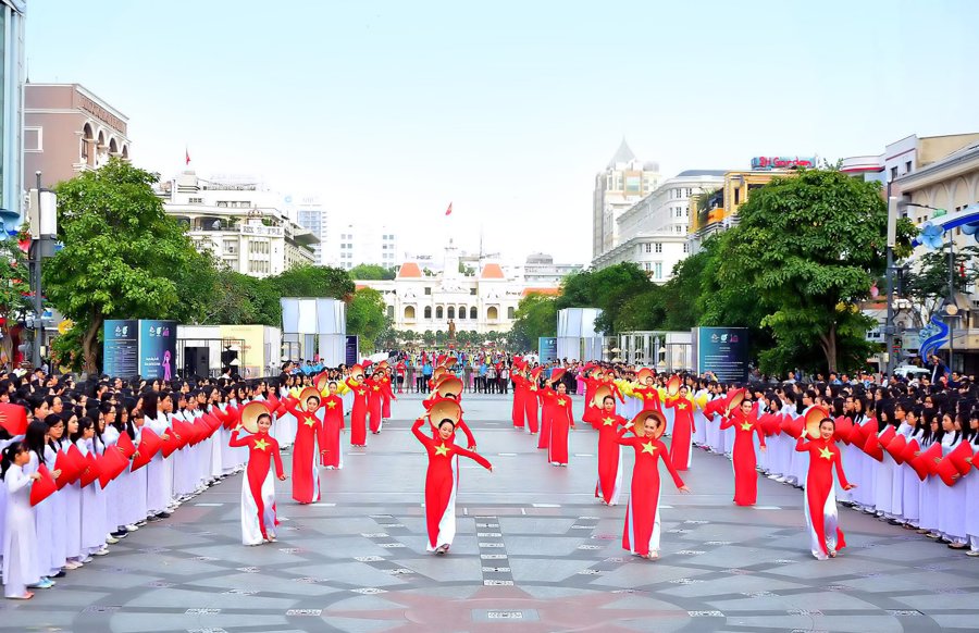 TP Hồ Chí Minh trong ngày vui lớn. Ảnh: Ngọc Chung