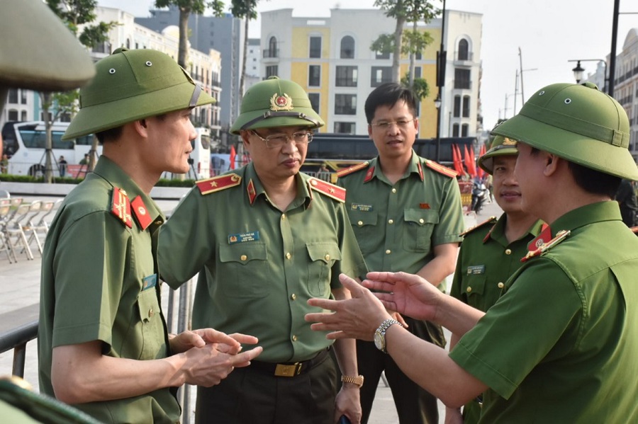 Đồng chí Giám đốc Công an tỉnh Thanh Hoá kiểm tra, quán triệt các lực lượng tăng cường triển khai Phương án tại khu vực tổ chức lễ hội.