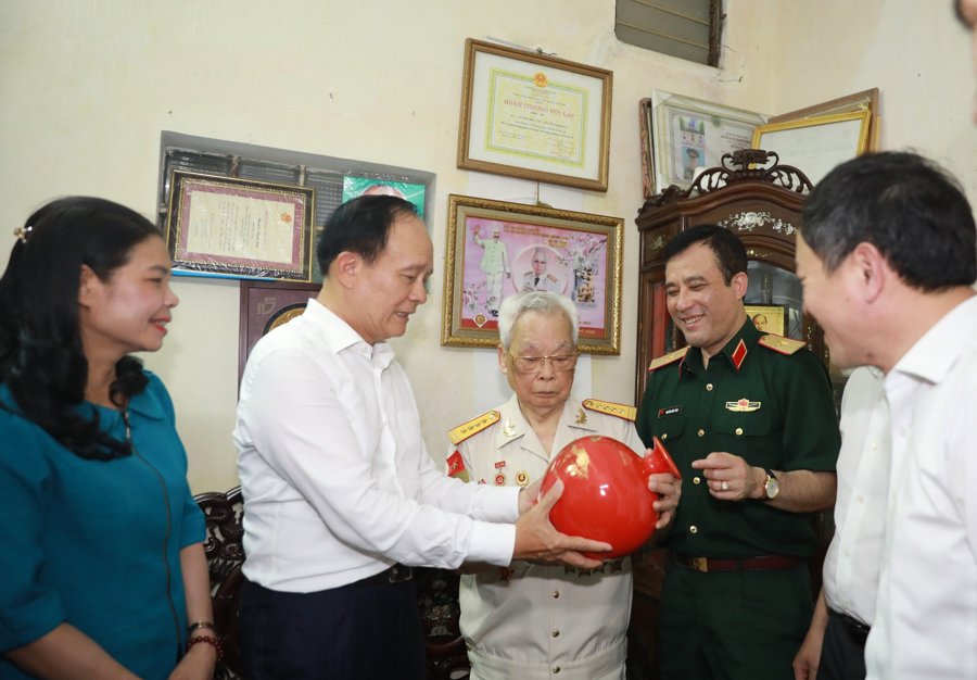 Chủ tịch HĐND TP Hà Nội Nguyễn Ngọc Tuấn tặng quà tới ông Nguyễn Mạnh Hải