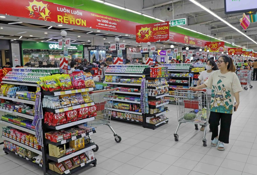 Người tiêu dùng mua hàng tại siêu thị AEON Long Biên. Ảnh Thanh Hải