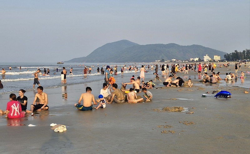 Nắng nóng gay gắt, các bãi biển ở tỉnh Hà Tĩnh thu hút rất đông người dân, du khách tắm biển, giải nhiệt