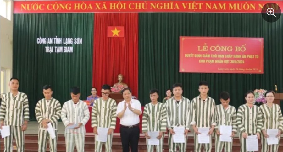 Lãnh đạo Tòa án Nhân dân tỉnh Lạng Sơn (giữa) trao Quyết định giảm thời hạn chấp hành án phạt tù cho các phạm nhân.
