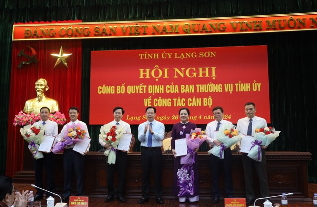 Lãnh đạo tỉnh Lạng Sơn trao quyết định, tặng hoa chúc mừng các cán bộ được phân công, điều động, bổ nhiệm. Ảnh: Duy Chiến