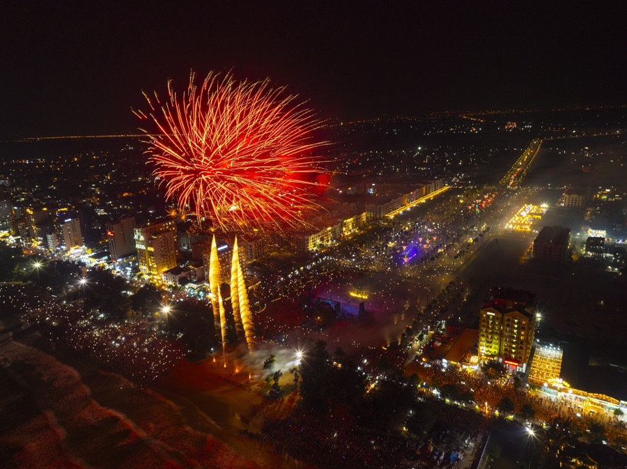 Bắn pháo hoa tại Khai mạc Lễ hội du lịch biển Sầm Sơn năm 2024