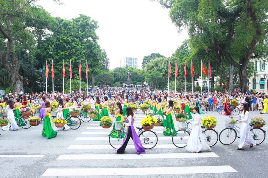 Người dân tham gia Lễ hội đường phố tại Không gian phố đi bộ hồ Hoàn Kiếm. Ảnh: Phạm Hùng